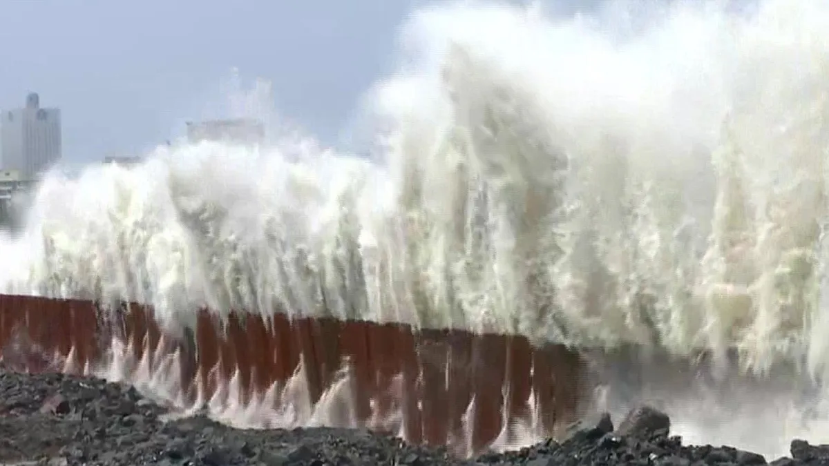 समुद्र में उठने वाली ऊंची लहरों  से मरीन ड्राइव की इमारतों में हो रहा है कंपन...रहीवासियो ने मनपा आयुक्त को लिखा पत्र 