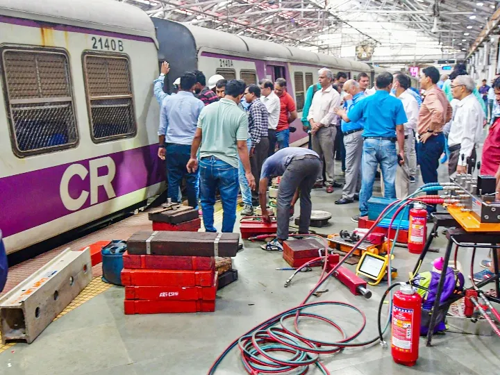 महाराष्ट्र के दक्षिण मुंबई में छत्रपति शिवाजी महाराज टर्मिनस पर पटरी से उतरी लोकल ट्रेन, कोई हताहत नहीं