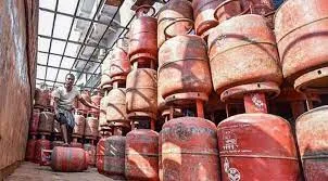 घरेलू गैस सिलिंडर पर फिर बढ़ा दिए ५० रुपए… एक हजार रुपए के पार