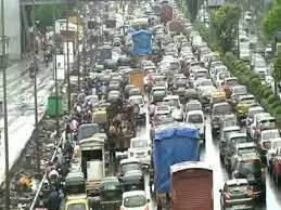 मुंबई-नासिक हाइवे पर गड्ढों के कारण ट्रैफिक जाम…