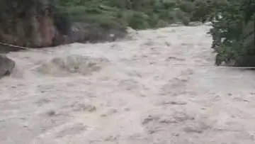 देश के कई राज्यों में बारिश बनी आफत, महाराष्ट्र में वैतरना नदी के तेज बहाव में फंसे 13 मजदूर…