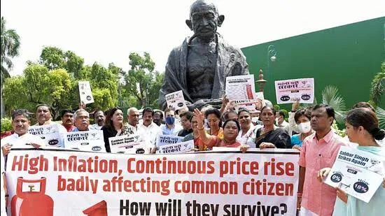 कांग्रेस नेता राहुल गांधी ने महंगाई के मुद्दे पर कांग्रेस सांसदों के साथ संसद में विरोध-प्रदर्शन किया
