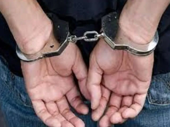 मलाड के अक्सा बीच की लॉज पर तीन धोखेबाजों ने की थी फर्जी छापेमारी...पुलिस ने किया गिरफ्तार