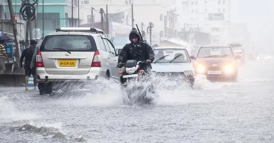 महाराष्ट्र में भारी बारिश की चेतावनी, 17 जिलों में येलो और 6 में ऑरेंज अलर्ट जारी...