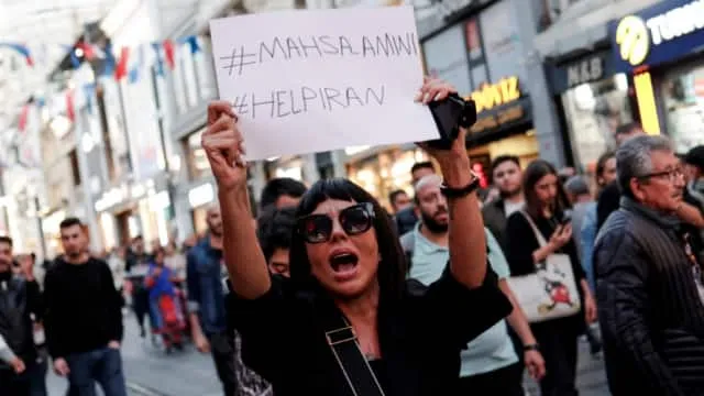 ईरान में हिजाब के खिलाफ महिलाओं का आंदोलन तेज... फायरिंग में 3 लोगों की मौत!