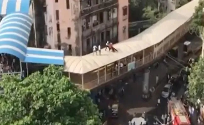 मुंबई से एक रोंगटे खड़े कर देने वाला मामला सामने आया, नशे में धुत युवक चढ़ गया स्काईवॉक की छत पर....