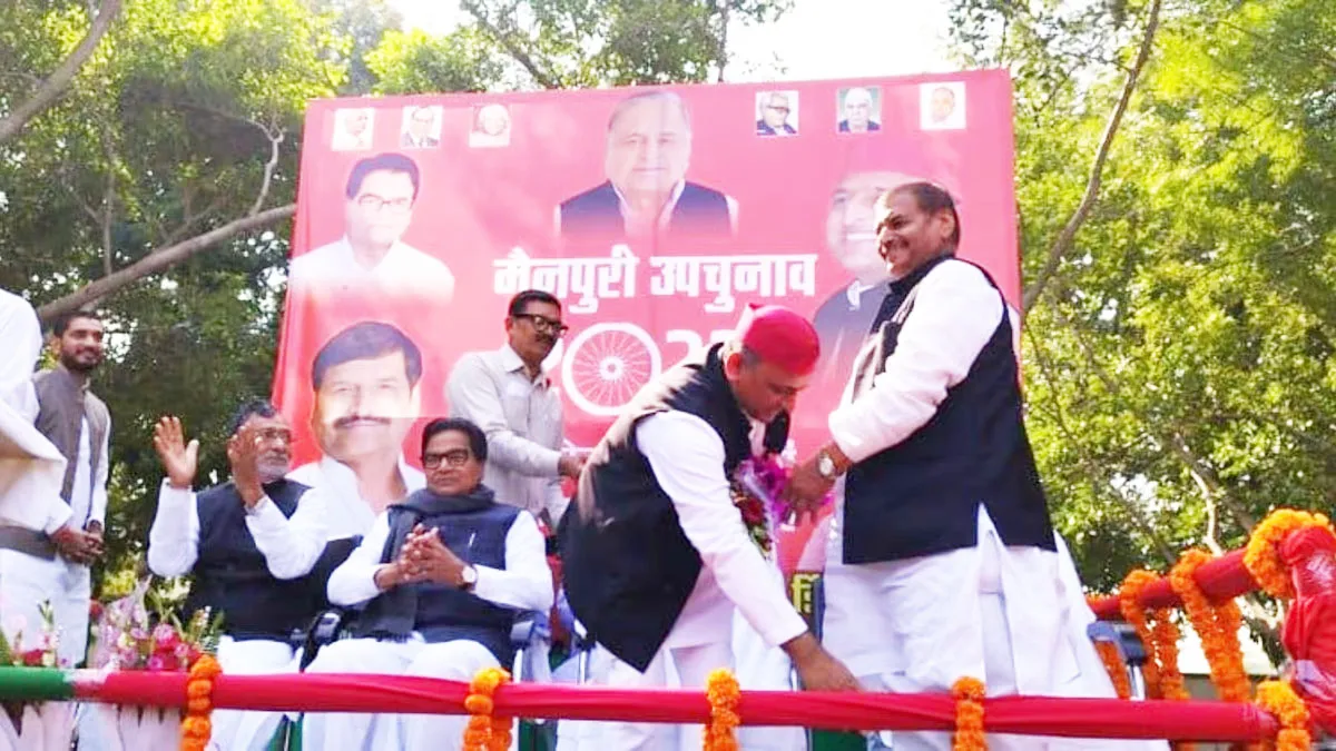 एसएस मैमोरियल इंटर कॉलेज में हुए सम्मेलन में एक मंच पर आए अखिलेश और  शिवपाल यादव...पूर्व सीएम ने चाचा के छुए पैर