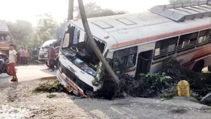 भिवंडी-वाडा रोड नदीनाका के पास बिजली के खंबे से टकराई बस... हादसे में पांच मेडिकल के विद्यार्थी हुए घायल, एक राहगीर की मौत