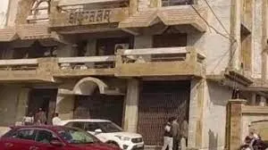 Lucknow IT Raid :  सुबह चार बजे पहुंचीं आयकर टीमें... कई व्यापारिक प्रतिष्ठानों पर की छापेमारी