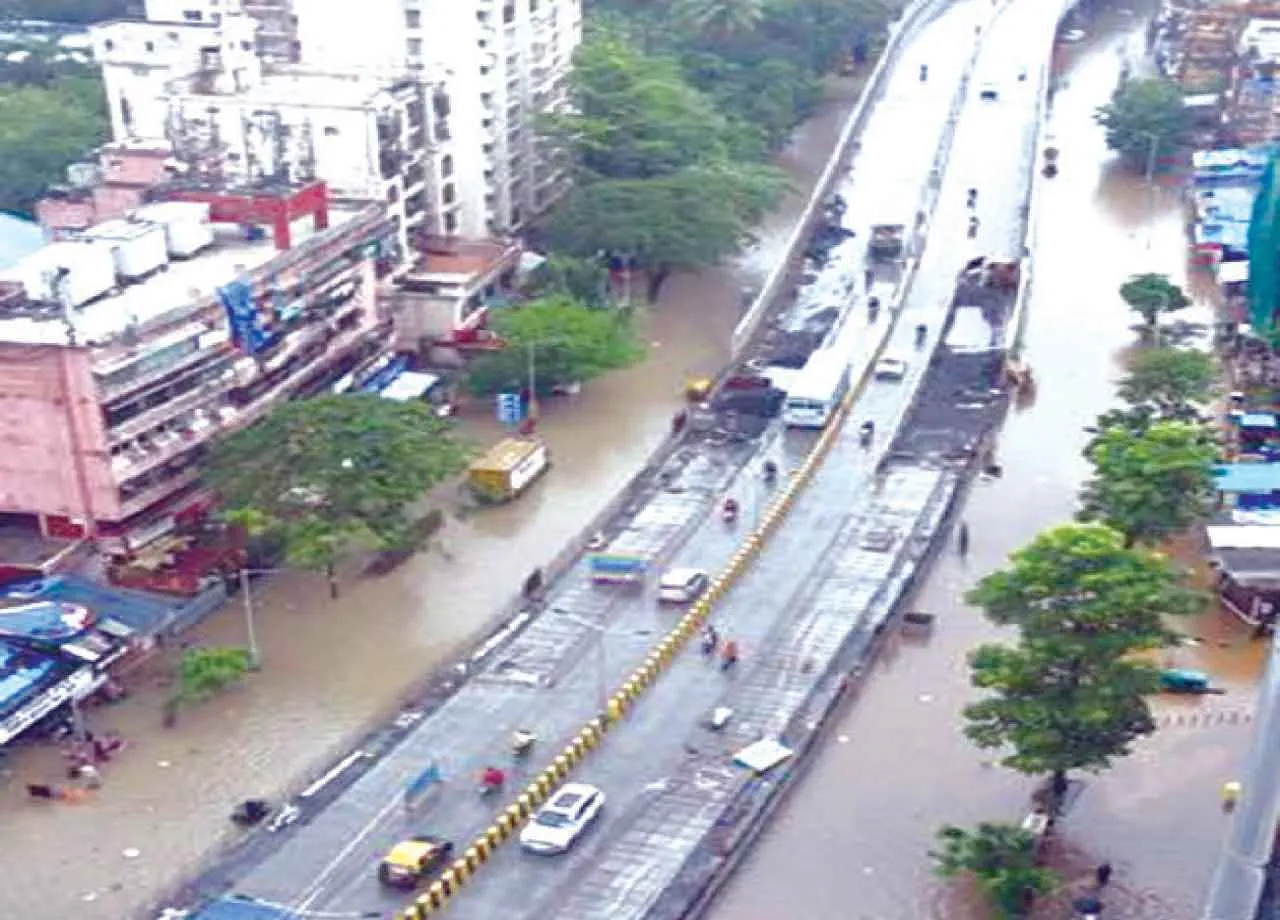 मुंबई में परेल हिंदमाता के पास हाइवे पर पादचारी पुल का निर्माण...