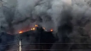 साकीनाका में 3 नंबर खाड़ी की झोपड़ी में लगी आग... आसपास की कई झोपड़ियां जलीं