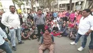 कल्याण में सीआईई बोर्ड बंद करने के विरोध में पोद्दार स्कूल के गेट पर अभिभावकों का प्रदर्शन...