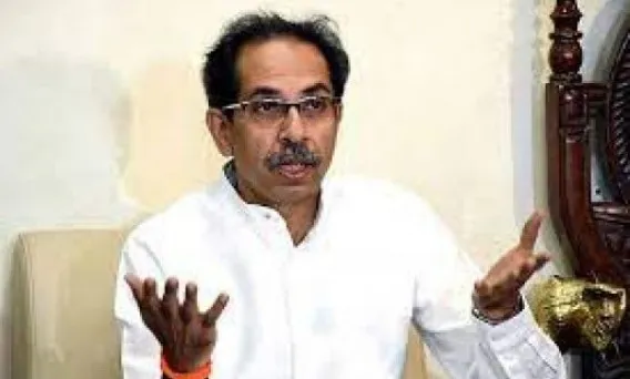 चुनाव आयोग के फैसले के बाद मुंबई के मातोश्री में उद्धव ठाकरे ने पार्टी नेताओं की बुलाई बैठक...