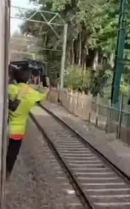 मुंबई के लोकल ट्रेन में शख्स का खतरनाक स्टंट....सोशल मीडिया पर लाइक्स के लिए लगा दी जान की बाजी