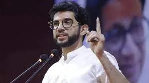 आदित्य ठाकरे की सभा के दौरान हंगामा... भीड़ ने किया गाड़ी पर पथराव