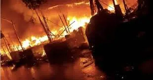 महाराष्ट्र के ठाणे शहर में गोदाम में आग लगने से पैकेजिंग सामग्री नष्ट... 