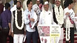 NCP विधायक सिर पर प्याज लेकर पहुंचे महाराष्ट्र विधानसभा ...
