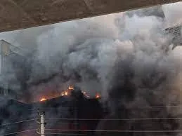 महाराष्ट्र के ठाणे जिले में बैंक की एसी यूनिट में आग लगी... कोई हताहत नहीं