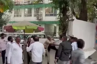 ठाणे के सहायक नगर आयुक्त के साथ मारपीट... एनसीपी नेता जितेंद्र आव्हाड समेत आठ पर केस दर्ज