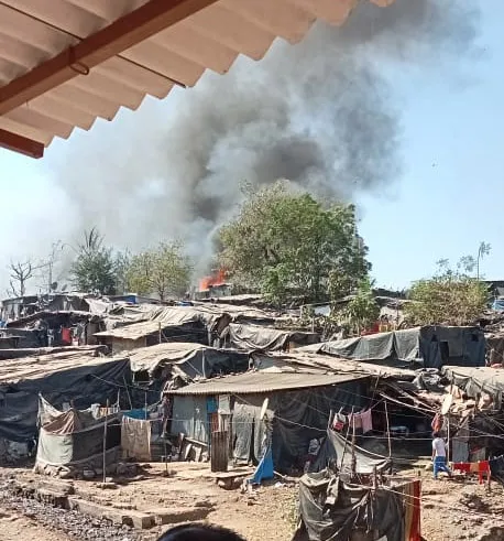 मुंबई के मलाड इलाके में गैस सिलेंडर फटने से झुग्गियों में लगी भीषण आग...12 साल के बच्चे की मौत