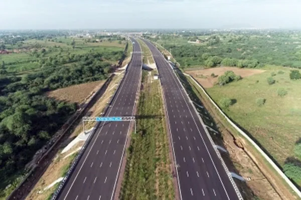 NHAI ने दिल्ली-मुंबई एक्सप्रेसवे पर धीमी चलने वाले वाहनों पर रोक लगाई