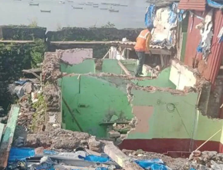 मुंबई : माहिम किला के पास बने झोपड़े को मनपा ने किया निष्काशित...झोपड़ा धारकों को मनपा उपलब्ध कराएगी घर