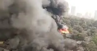 मुंबई के मलाड ईस्ट स्लम में लगी भीषण आग... 800 झुग्गी झोपड़ियां खाक, 15-20 सिलेंडरों में विस्फोट