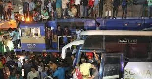 बांग्लादेश की राजधानी ढाका में ट्रेन ने बस को मारी टक्कर... फंसकर 200 गज तक घिसटती रही
