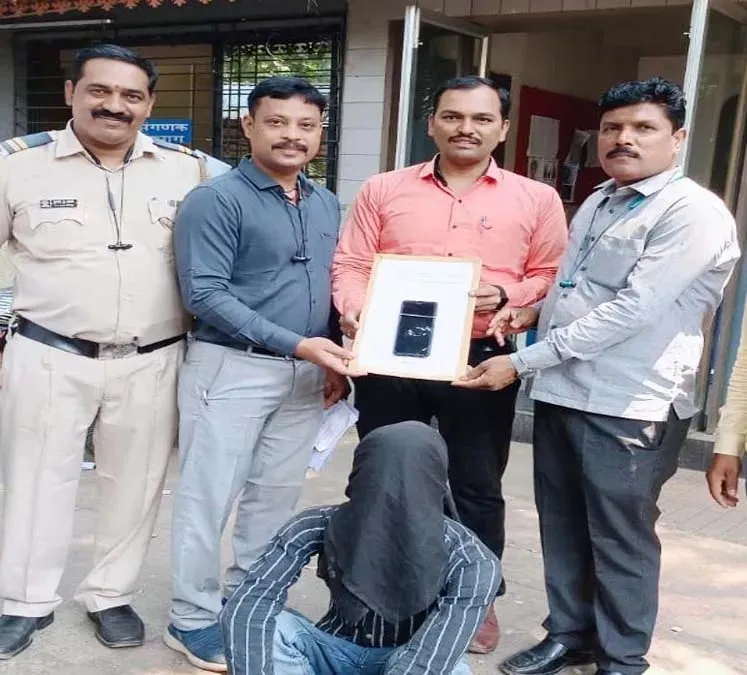 कल्याण में  दुकान के काउंटर पर रखे 70 हजार का मोबाइल चुराने वाला गिरफ्तार... सीसीटीवी में कैद हुई थी घटना 