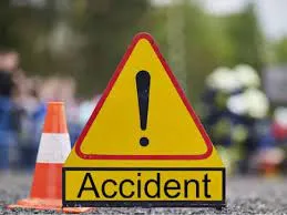 महाराष्ट्र के सतारा में तेज रफ़्तार कार ने मारी बाइक को जोरदार टक्कर... मौके पर गई एक की जान!