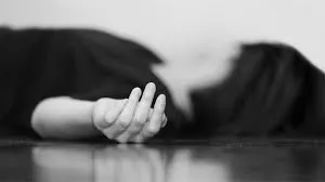 मुंबई में स्विमिंग पूल में तैरते वक्त हार्ट अटैक... पति के सामने महिला की मौत!