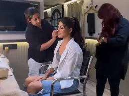 रिया चक्रवर्ती तीन साल बाद शूटिंग सेट पर वापसी कर इमोशनल हुईं...  लोग बोले- अब किसे मारने आई हो