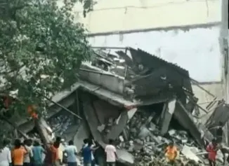 मुंबई के भिवंडी के पास एक दुमंजिला इमारत भरभराकर ढही... 20 लोग फंसे