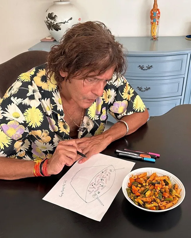 चंकी पांडे ने बनाया पहला पास्ता आर्ट... बेटी अनन्या पांडे ने 11 रुपए में लिया खरीद, तस्वीरें इंस्टाग्राम पर की शेयर 