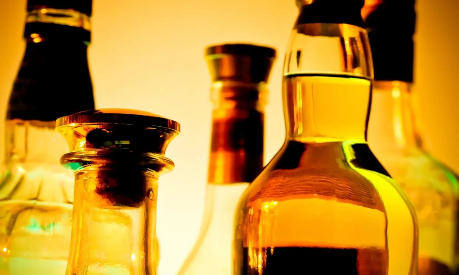 शराबियों ने महाराष्ट्र सरकार को किया मालामाल... शराब की बिक्री में एक साल में रिकॉर्ड 25 फीसदी की बढ़ोतरी