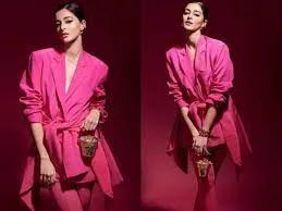 अनन्या पांडे बाल्टी जैसा बैग कैरी करने पर ट्रोल हुईं...