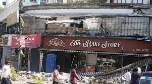 अंधेरी स्थित वर्सोवा यारी रोड पर इमारत का छज्जा गिरा 5 जख्मी