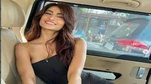 पलक तिवारी ने कार में बैठकर दिए ऐसे पोज... एक्ट्रेस के गॉर्जियस लुक्स देख उड़े फैंस के होश