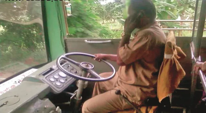 मुंबई में बेस्ट चालक का मोबाइल फोन पर बात करते हुए वीडियो वायरल...