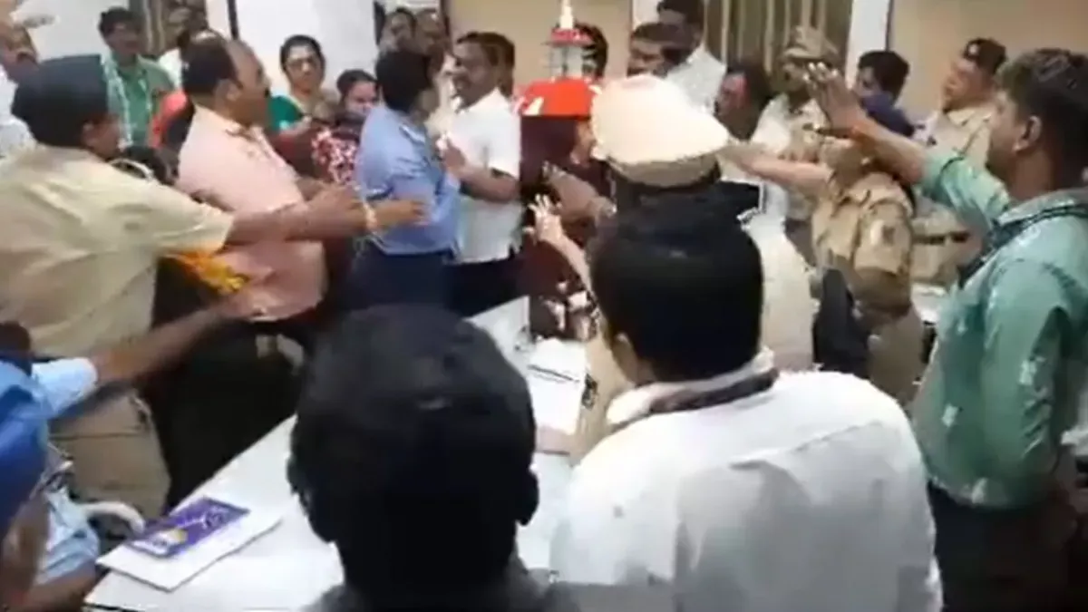 27_06_2023-assaulting_of_bmc_officer__23453455