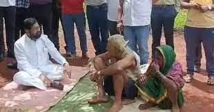 जब काफिला रोककर बुजुर्ग किसान दंपती के पास जमीन पर बैठ गए एकनाथ शिंदे, जानिए सीएम ने ऐसा क्यों किया?