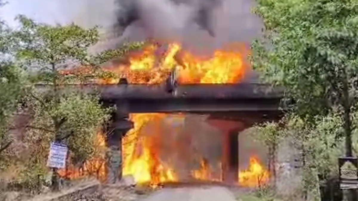 तेल टैंकर में ब्लास्ट से थर्रा गया मुंबई-पुणे एक्सप्रेस-वे, 4 लोगों की मौत