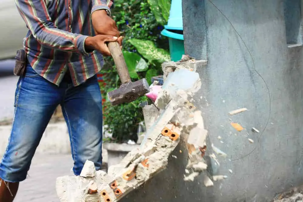 कलंबोली में सायन-पनवेल राजमार्ग पर पीएमसी ने अवैध दुकानों के खिलाफ अपना अभियान जारी रखा