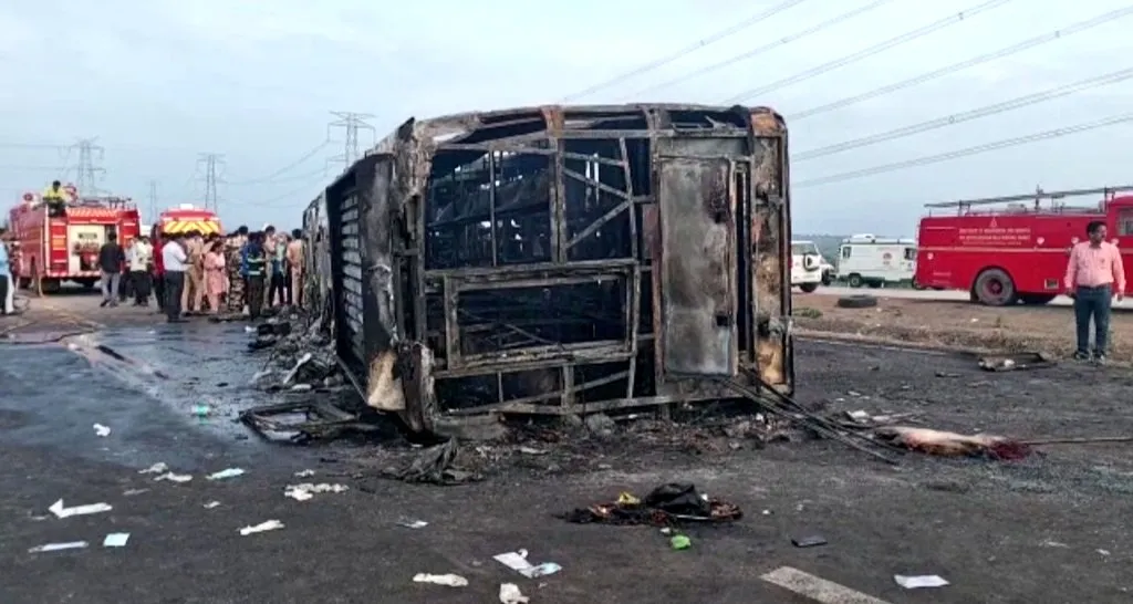 नागपुर-मुंबई समृद्धि एक्सप्रेसवे पर बस में आग लगने से 25 लोगों की जलकर मौत
