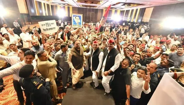  उत्तर प्रदेश के पूर्व मुख्यमंत्री अखिलेश यादव सोमवार को मुंबई के दौरे पर 