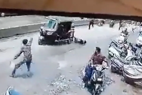 कोल्हापुर में एक ऑटो-रिक्शा चालक ने एक महिला को अनजाने में 10 मीटर तक घसीटा।