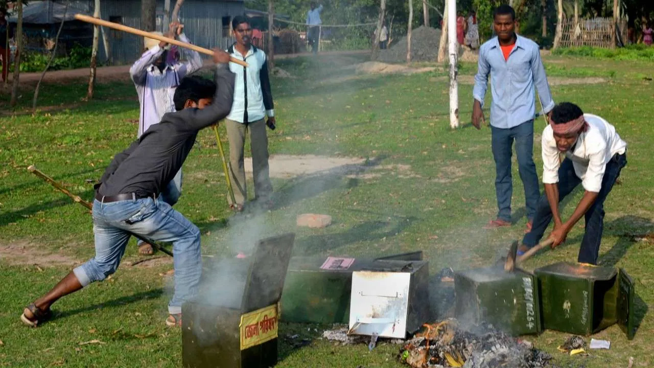 बंगाल पंचायत चुनाव: जगह-जगह हो रही भीषण हिंसा ,बैलेट बॉक्स में लगाई आग