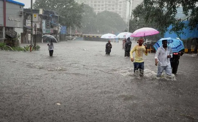 मुबंई में भारी बारिश के कारन मौसम विभाग ने जारी की रेड अलर्ट ,स्कूल कॉलेज हुए बंद
