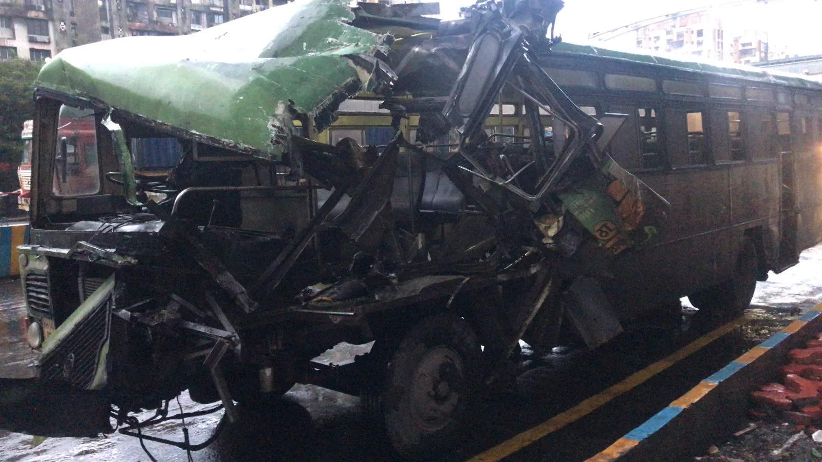 Thane में ST Bus का बड़ा Accident, कंडक्टर और महिला यात्री हुए जख्मी