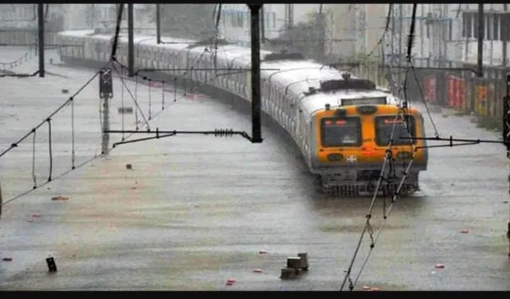 मुंबई से सटे ठाणे जिले में मध्य रेलवे को भारी बारिश का खामियाजा भुगतना पड़ा